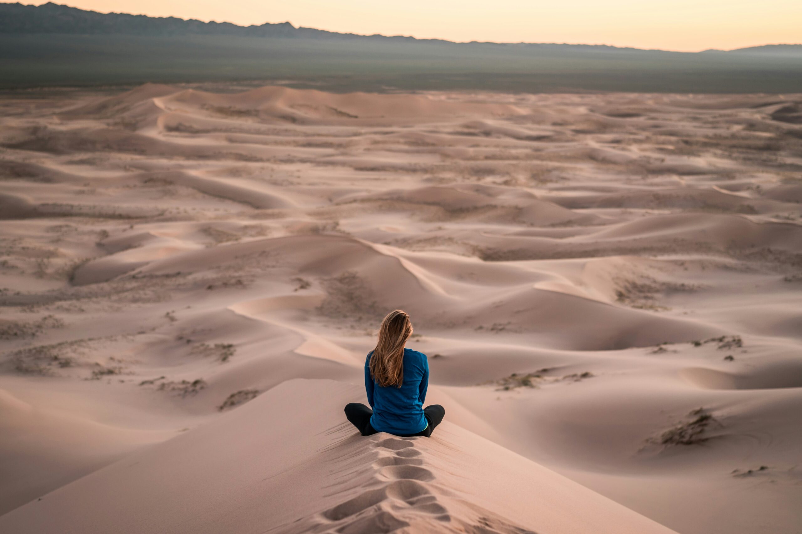 Donna Seduta nel Deserto